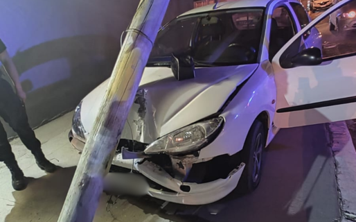 Dos autos colisionaron y uno terminó estrellado contra un poste en el barrio San Cayetano