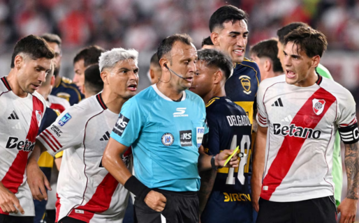 Polémica en el final del Superclásico: los jugadores de River reclamaron un penal y discutieron con el árbitro