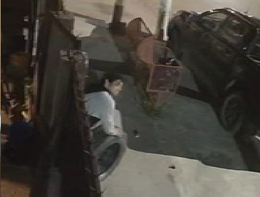 Con una bolsa de pan bajo el brazo, entró a robar a un patio