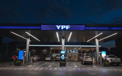 Aumentos de la nafta y el gasoil: el objetivo detrás de las últimas decisiones del Gobierno y de YPF