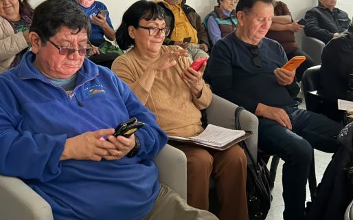 Herramientas contra la brecha digital: Éxito en la primera jornada del taller de uso de celulares para la tercera edad