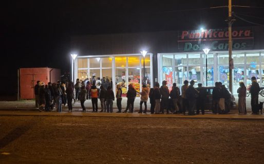 Colas de 50 personas para comer una hamburguesa en Comodoro