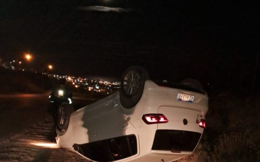 Vuelco en el camino Roque González: Encontraron un auto abandonado y dado vuelta