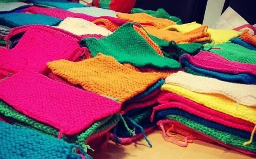 “TejeSí”: lanzan una campaña solidaria para confeccionar mantas y ayudar a quienes más lo necesitan