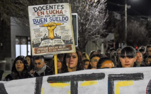 Docentes endurecen el reclamo con cortes en la Ruta 3 : “No damos más”
