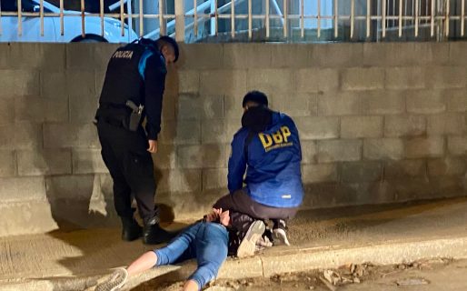 Cayó un prófugo en el San Cayetano: Intentó engañar a la policía pero un tatuaje de un escarabajo lo delató