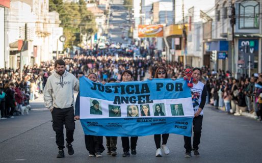 El dolor de una familia: Los padres de Ángel marcharon en el desfile exigiendo justicia