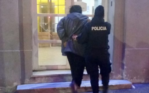 Una joven y un menor fueron demorados por robar salamines en un supermercado