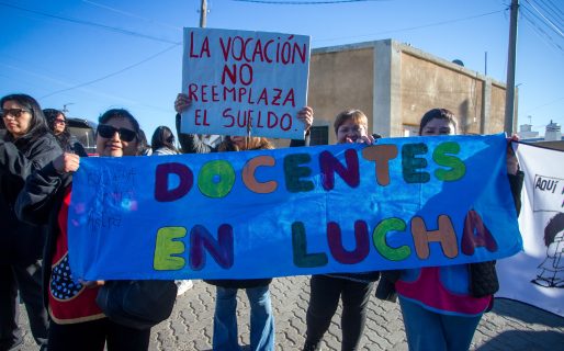 Docentes se manifestaron reclamando que Torres los atienda: “Se hace el desentendido de todo lo que pasa en el sector estatal”