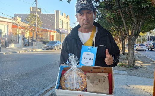 Sale a vender tortas fritas para sostener a su familia: «Estamos pasando una situación muy mala»