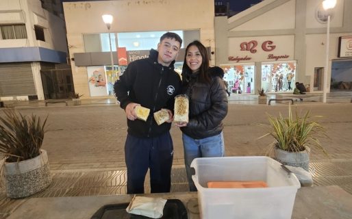 “Nos apasiona esto”: venden budines en el centro y buscan crecer con su emprendimiento
