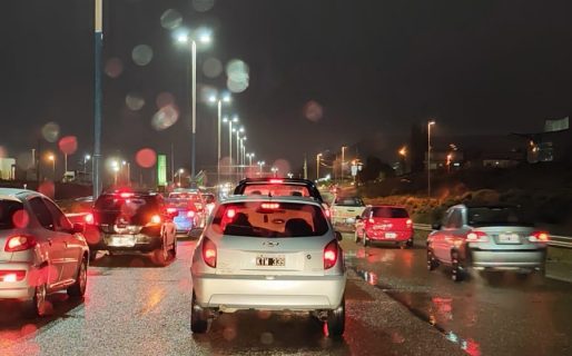 Mañana caótica en la ciudad: La lluvia torrencial colapsa el tránsito camino al sur