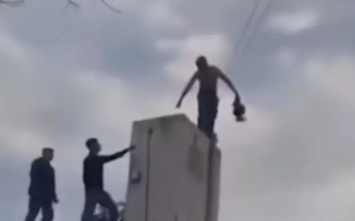Un policía redujo con una soga a un hombre en crisis que amenazaba con arrojarse desde las alturas