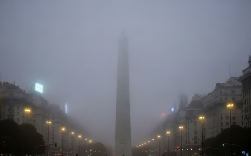 Emiten una alerta violeta por intensos bancos de niebla que afectan la visibilidad en nueve provincias