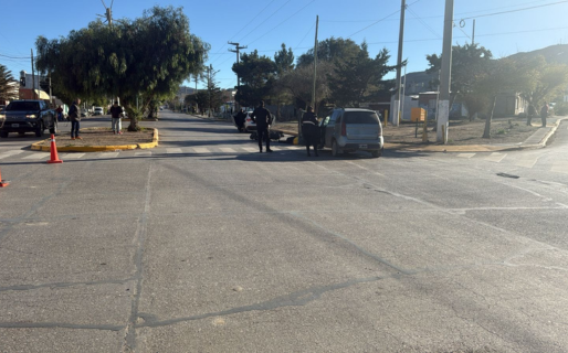 Una motociclista que usaba una bota ortopédica resultó herida en un choque