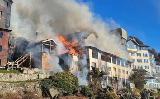 Impactante incendio en Bariloche: se prendió fuego un histórico hotel y evacuaron a los huéspedes