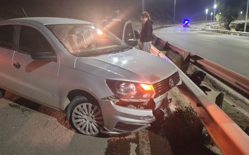 Chocó a un VW Gol en la ruta frente al Cenotafio y escapó del lugar