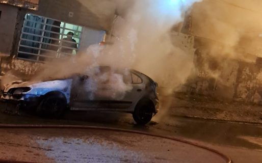 Incendio vehicular en el barrio San Cayetano: Un Renault Megane sufrió destrucción total por una falla mecánica