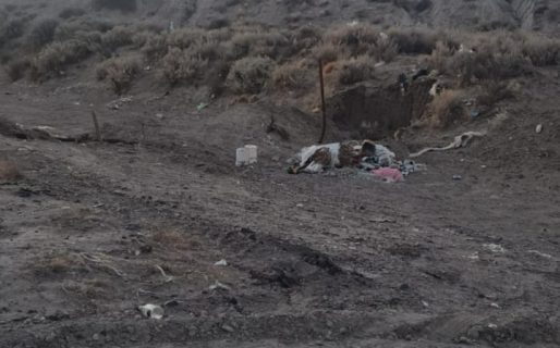 <strong>Cierran un acceso para frenar basurales y terminan tirando basura en la calle</strong>