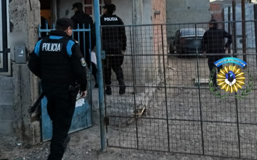 Manipulaba un arma en redes y terminó con un allanamiento en la puerta
