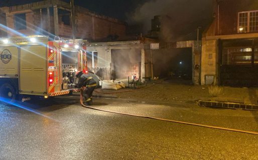 Un incendio provocó daños materiales en una vivienda y tres personas fueron trasladadas al hospital