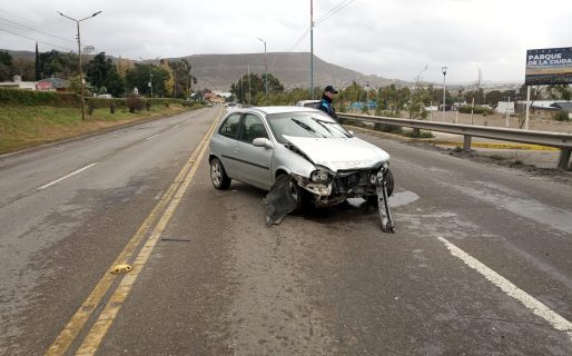 Derrape vehicular en la Ruta 3: un auto terminó sobre la banquina en la curva de Chalet Huergo