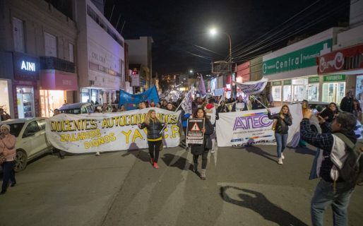 “La provincia está en llamas”: fuerte reclamo docente en pleno centro de Comodoro