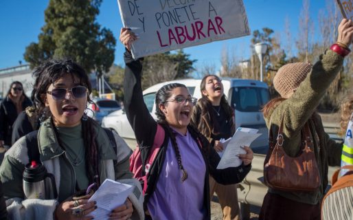 Los carteles de la marcha universitaria en Comodoro: «Hasta que la dignidad se haga costumbre»