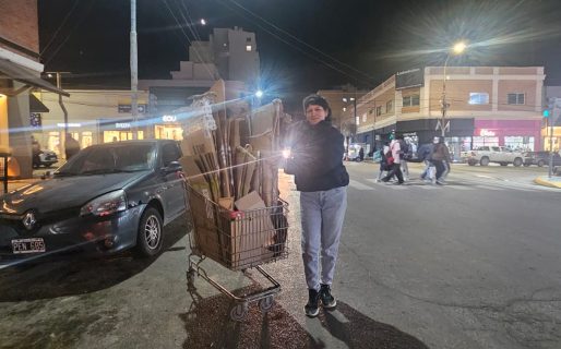 «Hay menos consumo y tenemos que caminar más»: cartoneros de Comodoro sobreviven sin un lugar fijo