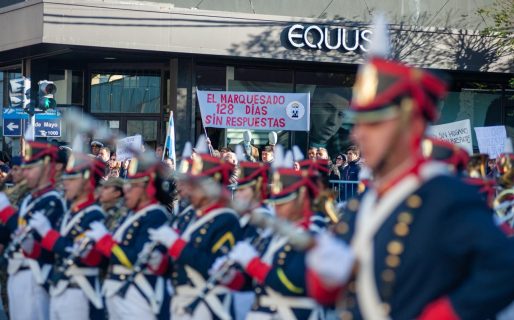 “128 días sin respuestas”: Las familias afectadas por el desplazamiento del cerro visibilizaron su reclamo durante el Desfile