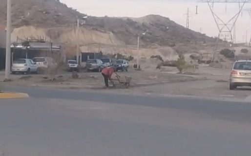 Un vecino pintó los cordones y limpió el boulevard para mejorar su barrio en Km 5