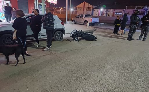 Un motociclista chocó contra un auto estacionado luego de acelerar en una maniobra