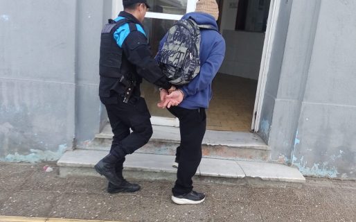 Escándalo en pleno centro: demoraron a un hombre por disturbios en un comercio