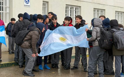 La comunidad del Colegio Deán Funes unificó el reclamo con un masivo «banderazo» por salarios dignos