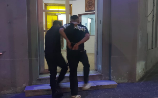 Detuvieron a un hombre en el centro por agredir a una mujer dentro de un auto
