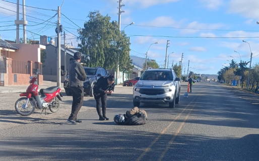 Se fracturó la clavícula por atropellar a un perro que se le atravesó en la avenida