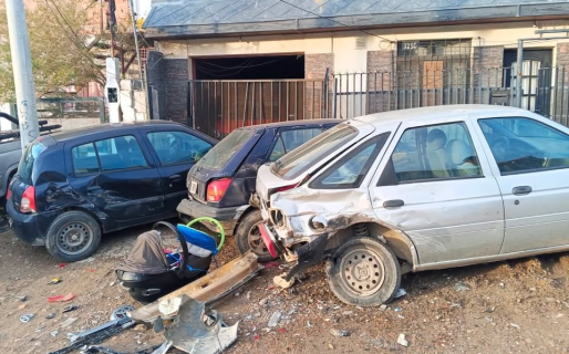 Borracho al volante chocó cinco vehículos estacionados y se dio a la fuga