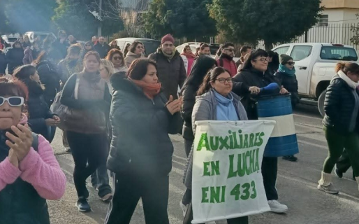«Sueldos dignos para las escuelas»: Auxiliares exigen llevar el básico al 105%