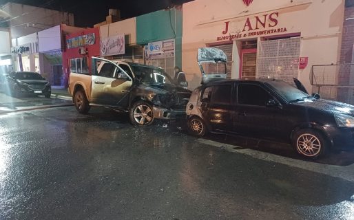 Incendio de vehículos en la zona céntrica: Una camioneta y un Clio se vieron afectados por el fuego 