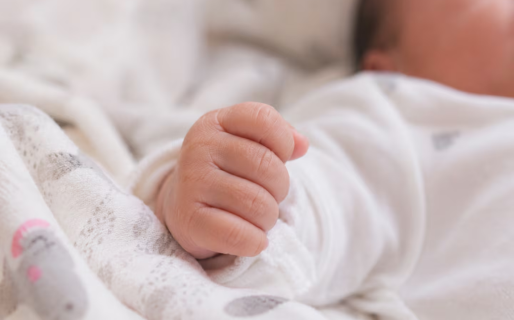Una beba de 27 días murió aplastada por su hermana mientras dormían
