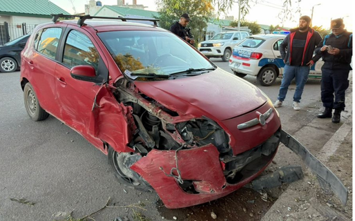 Perdió el control del auto, chocó contra un árbol y debió ser hospitalizado