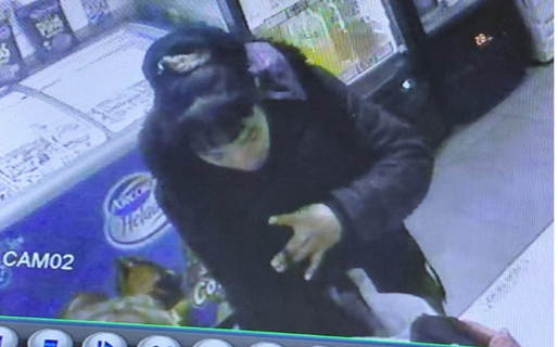 Intentó llevarse mercadería de una pizzería, pero la descubrieron antes de escapar