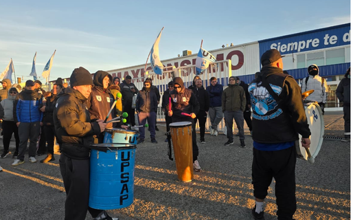 Vigiladores protestan frente a Maxiconsumo por la continuidad de sus puestos de trabajo