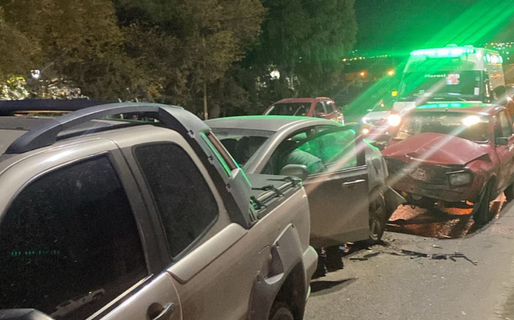 Una mujer y un menor resultaron heridos tras un triple choque en Barrio Castelli