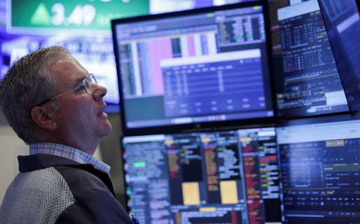 El riesgo país se acerca a los 550 puntos: qué pasa con las acciones y el dólar