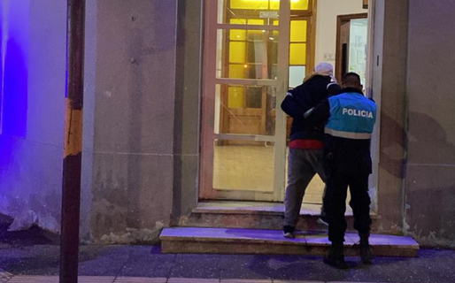 Se negó a entregar el DNI, invitó a pelear a los policías y terminó detenido