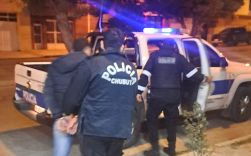 Intentó robar un whisky, chocó contra una góndola en la huida y terminó detenido