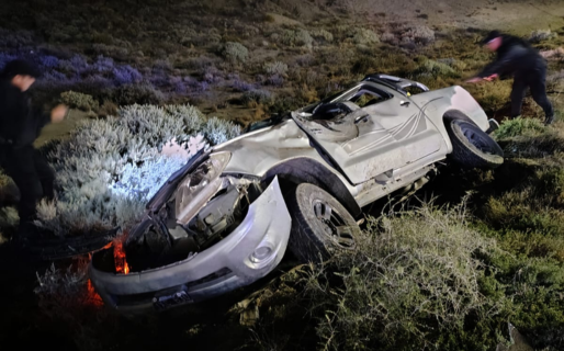 Completamente borracho: manejaba con 1,76 g/l y terminó volcado adentro de un desagüe pluvial