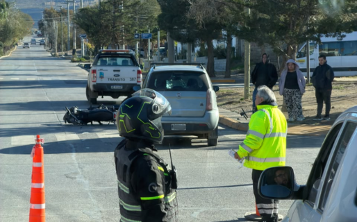 Fuerte choque entre un auto y una moto en la intersección de Av. Estados Unidos y Colonos Galeses