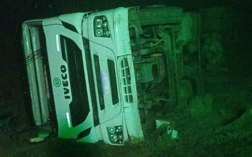 Un camión despistó en medio de la niebla y volcó cerca de Garayalde